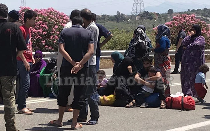 Kατάληψη στην παλαιά εθνική οδό Αθηνών-Λαμίας από πρόσφυγες -Και η Τουρκία κλιμακώνει με όπλο τους μετανάστες…